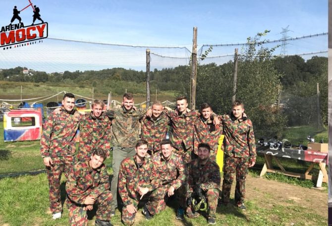 Drużyna paintballowa podczas rozgrywki firmowej